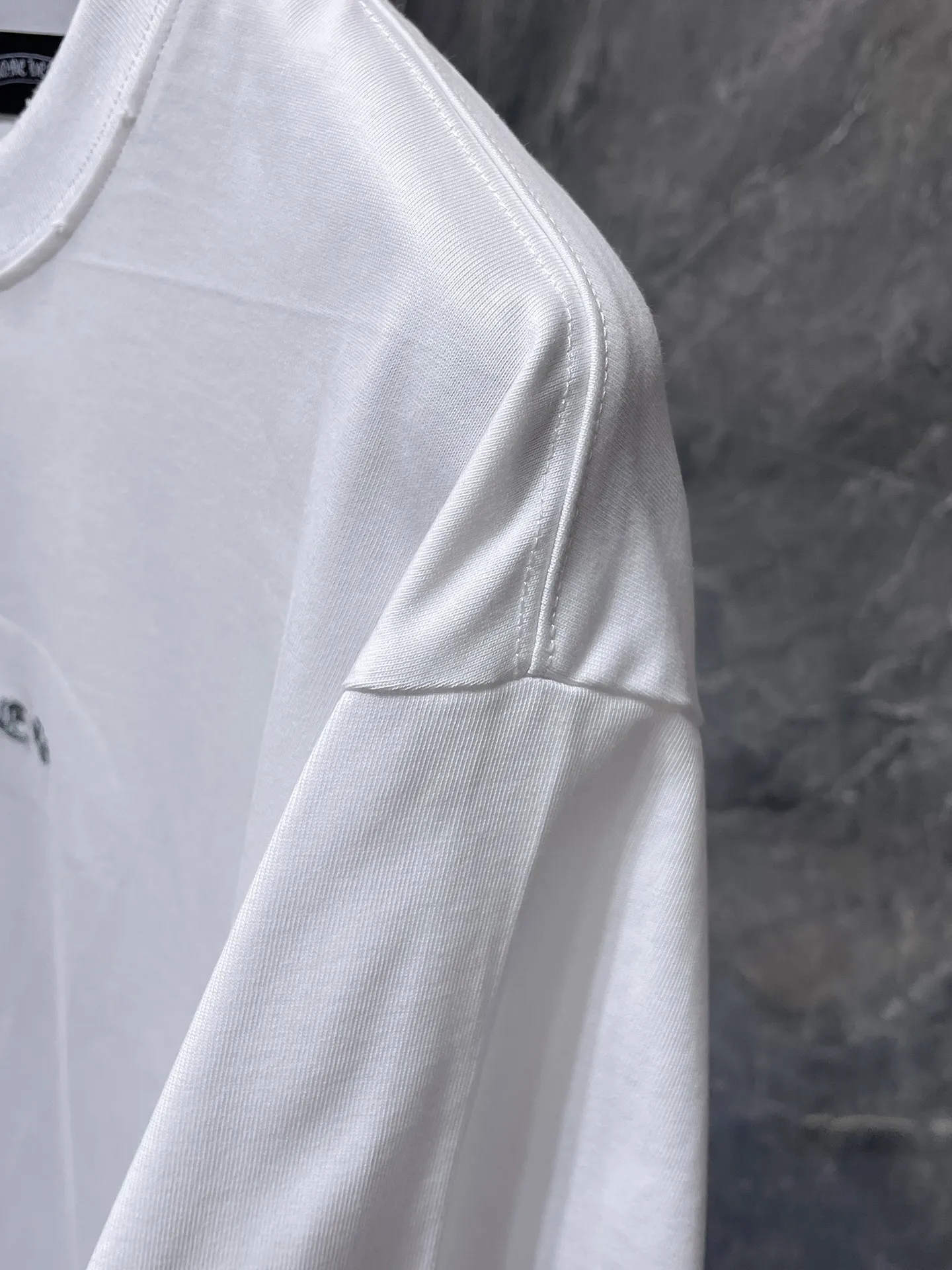 P170 New for summer Chrome Hearts 25ss worn version. High gram weight, environmentally friendly and high-quality top-grade fabric. 280g Chrome Sword Sanskrit embroidery patch splicing short sleeves. Heavy-duty pure hand-cut patch embroidery technology. Counter synchronization. Re-engraved version 1:1. Recommended color: black. White. Size: S, M, L, XL.